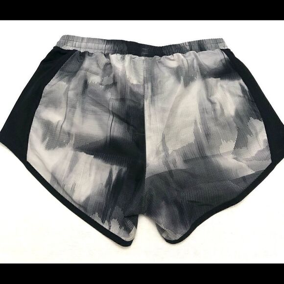 Bundle under armour heat gear and Nike dri-fit womens shorts size S - Picture 8 of 11